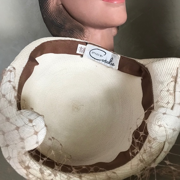 ELEGANT 1950s' CREAM COLOR STRAW ASYMMETRICAL TOQUE WITH BEADED APPLIQUÉS & VEIL - Picture 7 of 8